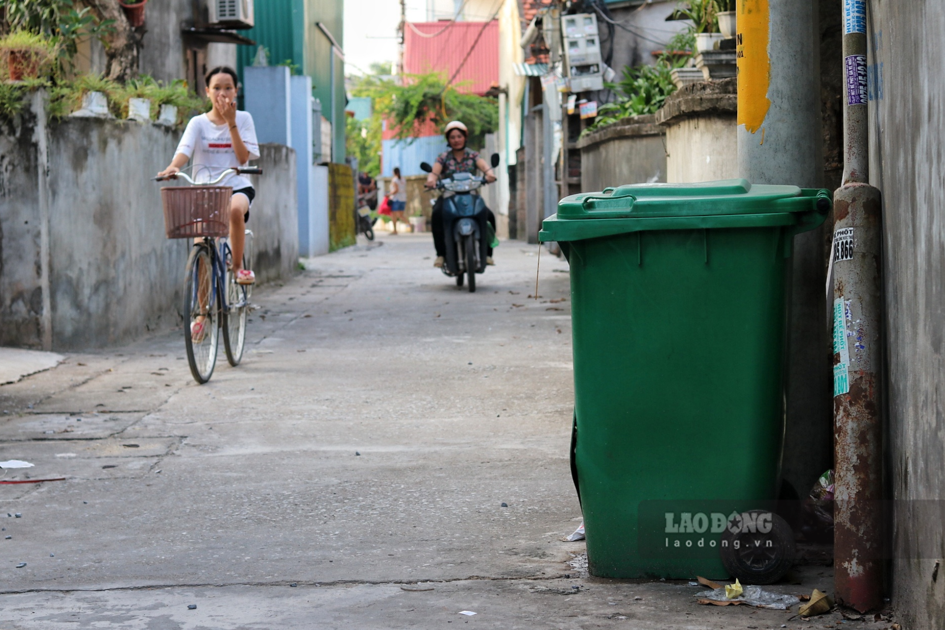 Nhiều lần, Hội Liên hiệp Phụ nữ xã Ninh Sở đã bàn bạc, đi vận động từng hộ gia đình, thiết lập hệ thống các thùng rác “vệ tinh”, hướng dẫn phân loại rác từ đầu nguồn. Ảnh: Lan Nhi