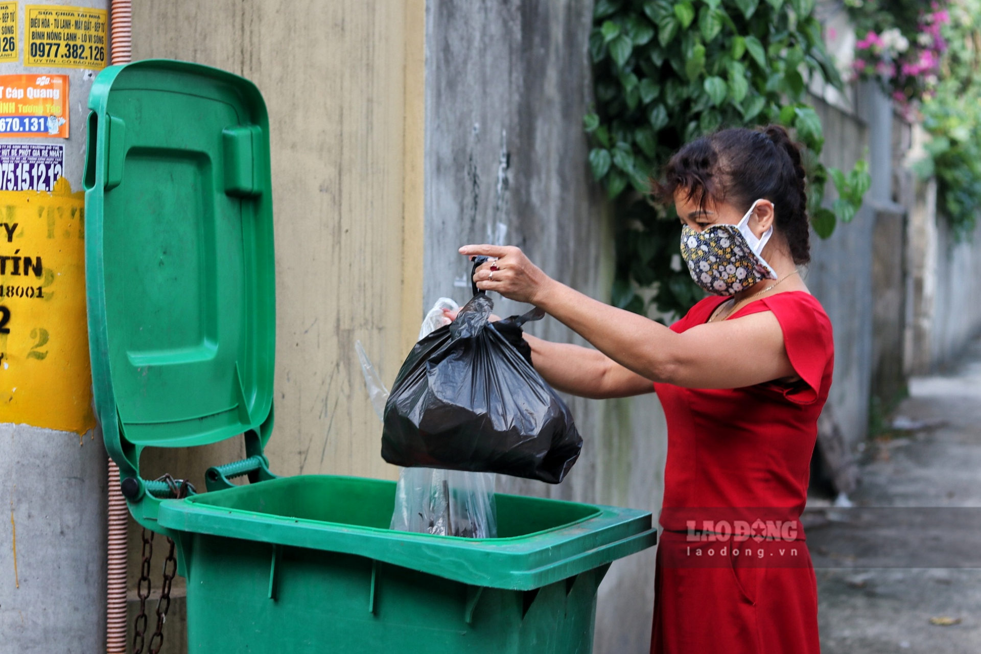 Từ khi mô hình thùng rác công cộng được triển khai, bà Khuyên cảm thấy tình hình vệ sinh môi trường, ý thức của người dân tại đây được nâng lên rất nhiều. Ảnh: Lan Nhi