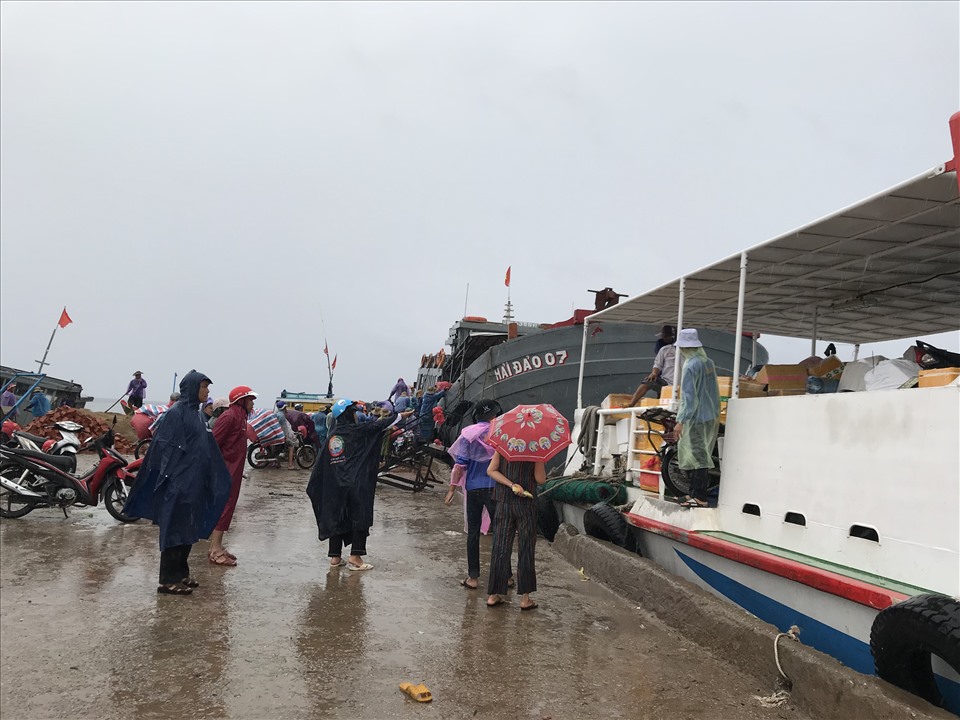 Theo ghi nhận, sáng 17.9, nhiều hành khách có mặt tại Lý Sơn để trở về đất liền trước cơn bão số 5. Ảnh: Mai Hương - Thanh Chung