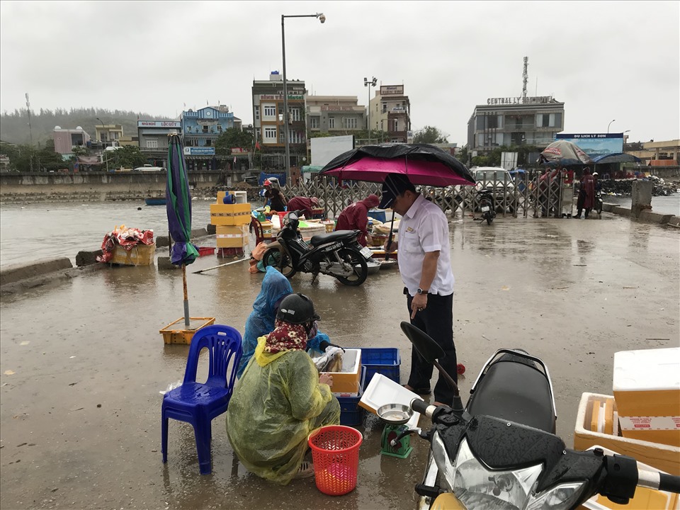 Một số ngư dân Lý Sơn tranh thủ bán nốt mẻ cá trước khi bão về. Ảnh: Mai Hương - Thanh Chung