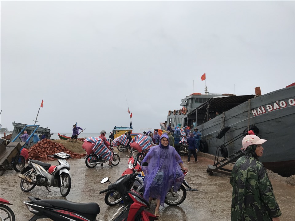 Ngư dân Lý Sơn cũng tấp nập chuẩn bị ứng phó với cơn bão số 5. Ảnh: Mai Hương - Thanh Chung