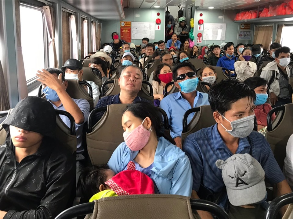 Sau 30 phút, hành khách có mặt trên chuyến tàu duy nhất trong ngày để trở về đất liền. Ảnh: Mai Hương - Thanh Chung