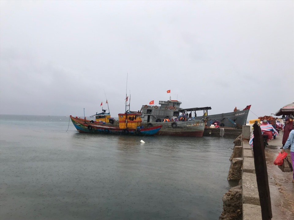 Tàu đánh cá trở về nằm im lìm tại bến cảng Lý Sơn. Ảnh: Mai Hương - Thanh Chung