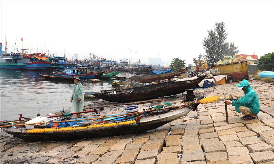 Các tàu đánh cá loại nhỏ được ngư dân Đà Nẵng đưa lên bờ tránh bão. Ảnh: Hữu Long
