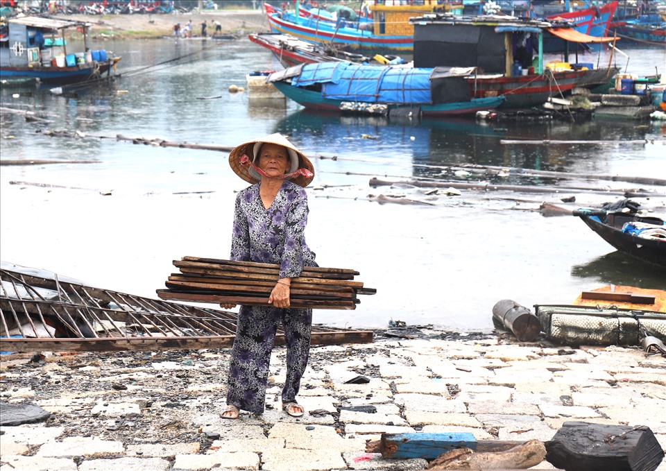 UBND thành phố đề nghị Bộ Chỉ huy Bộ đội Biên phòng thành phố Đà Nẵng và Đài Thông tin Duyên hải Đà Nẵng thông báo kịp thời cho các chủ phương tiện, tàu thuyền đang hoạt động trên biển biết vị trí, hướng di chuyển và diễn biến của bão để chủ động phòng tránh; thoát ra khỏi hoặc không đi vào khu vực nguy hiểm; kêu gọi tàu thuyền khẩn trương vào bờ hoặc tìm nơi trú ẩn an toàn.