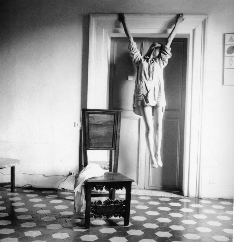 Francesca Woodman luôn truyền tải thông điệp chống tệ nạn tình dục trong mỗi tác phẩm ảnh của mình. Ảnh nguồn: Mnet.