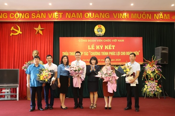 Đại diện 4 đơn vị tham gia ký kết chụp ảnh lưu niệm với lãnh đạo Công đoàn Viên chức Việt Nam. Ảnh: Nguyễn Thiện