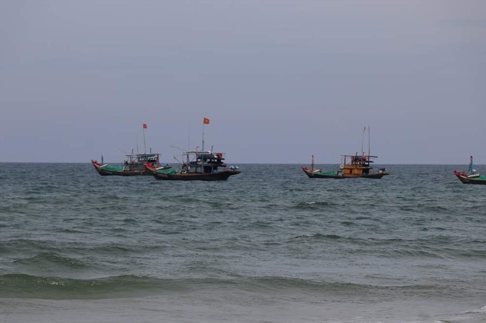 Nhiều ngư dân vẫn ở ngoài khơi khi bão số 5 đang về. Ảnh: Thanh Chung