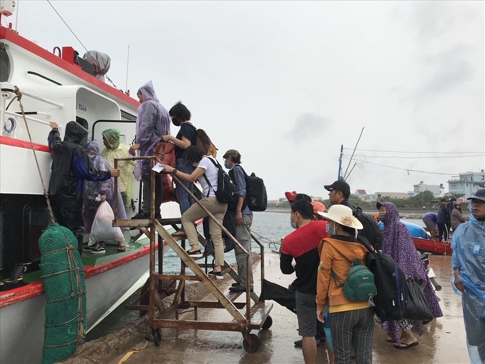 Du khách rời khỏi đảo Lý Sơn trước khi bão số 5 đổ bộ. Ảnh: Thành Chung