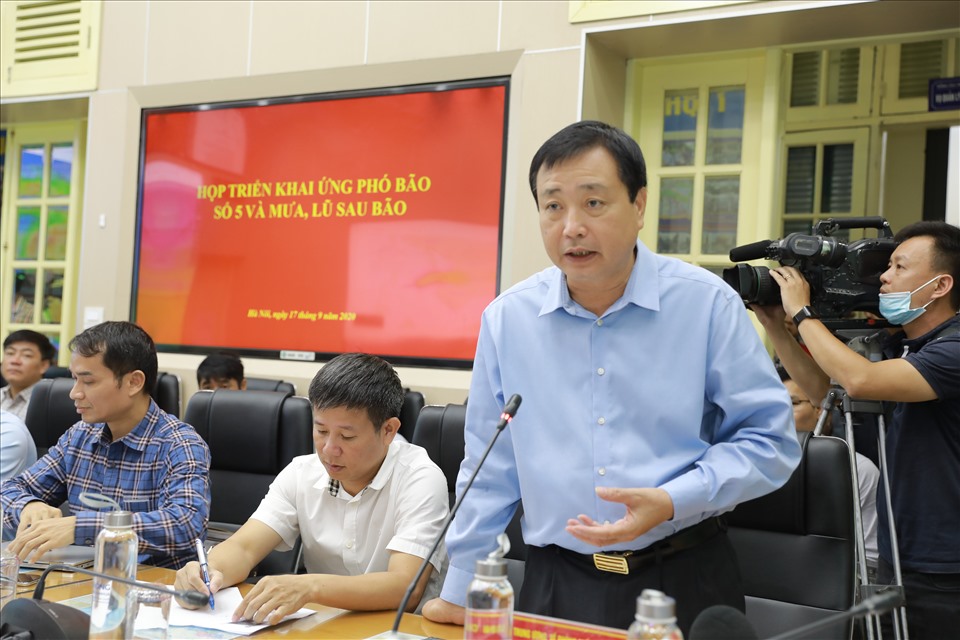 Ông Trần Quang Hoài báo cáo về tiến độ triển khai ứng phó với bão số 5. Ảnh: Ngọc Hà