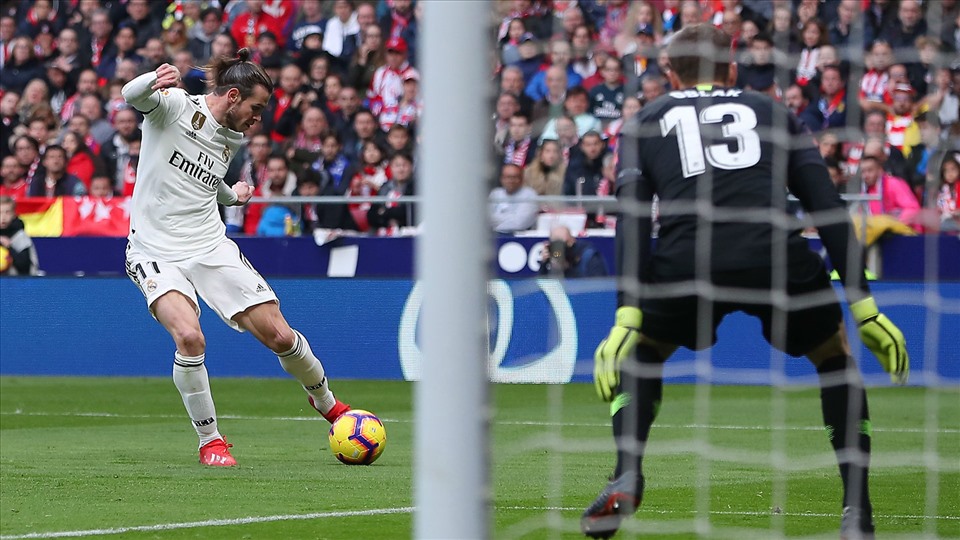 Mourinho cần những cú “quăng chân” của Bale như khi anh chơi golf. Ảnh: Getty Images