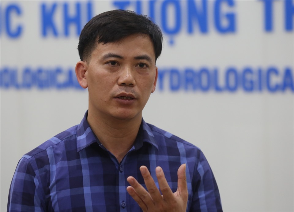 Ông Nguyễn Văn Hưởng phân tích về bão số 5. Ảnh: HL.