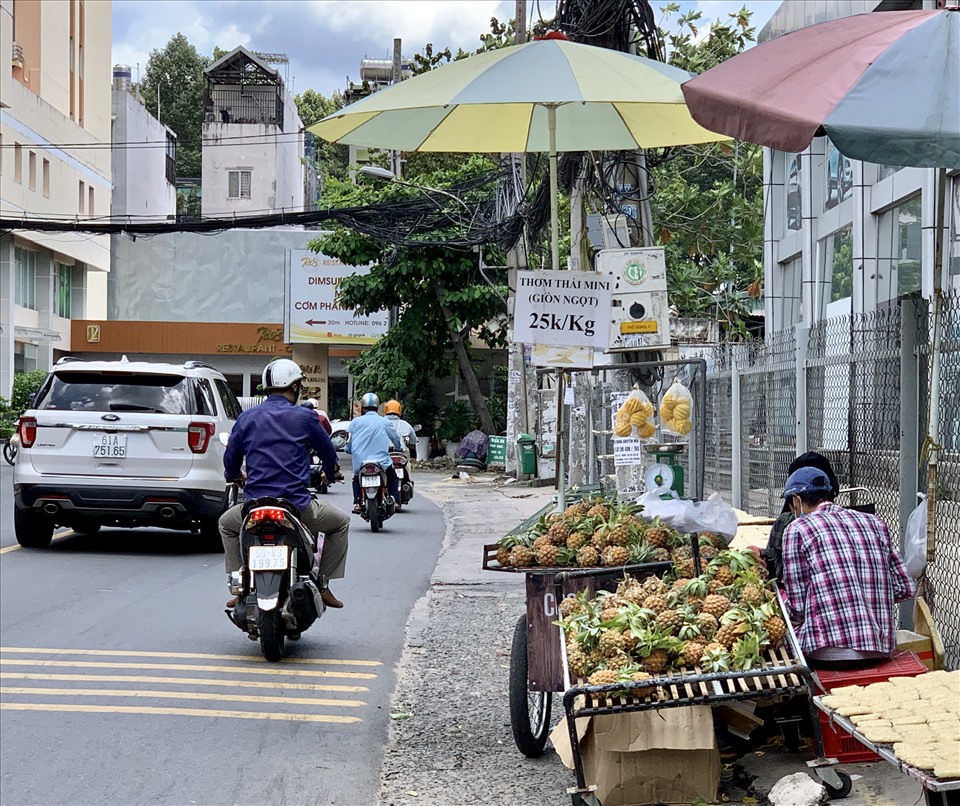 Dứa trên đường TPHCM: Nếu bạn chưa thử dứa đường phố ở TPHCM, hãy xem các hình ảnh về chúng tôi để cảm nhận về hương vị độc đáo của nó. Bạn sẽ thấy những quầy hàng đầy màu sắc và hương thơm phảng phất trên đường phố sáng sủa và năng động của đô thị số một Việt Nam.