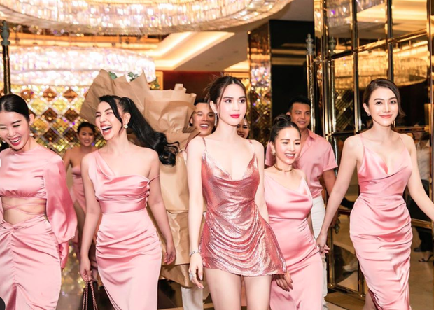 Tất cả khách mời có mặt trong bữa tiệc đều diện trang phục hồng - màu mà Ngọc Trinh yêu thích nhất.