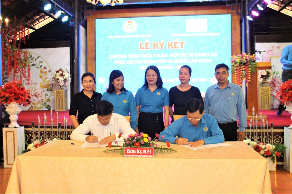Ông Nguyễn Công Bảo - Chủ tịch LĐLĐ tỉnh Đắk Lắk (phải) ký kết thỏa thuận hợp tác nâng cao phúc lợi cho đoàn viên và người lao động với doanh nghiệp tại địa phương. Ảnh Kim Bảo
