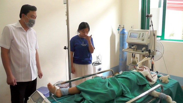 Lãnh đạo UBND huyện Yên Minh thăm hỏi nạn nhân 5 tuổi. Ảnh: P. Họ