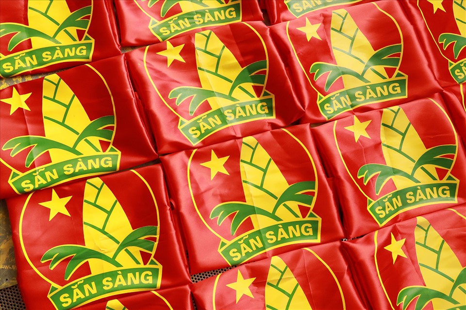 Nhiều loại cờ được sản xuất ở làng Từ Vân. Ảnh: Hải Vương
