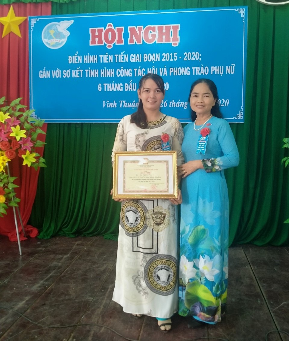 Nhận được nhiều giấy khen nhưng niềm vui lớn nhất của chị Thoa (bên trái) chính là giúp được nhiều chị em phụ nữ ở địa phương mình. Ảnh: PV