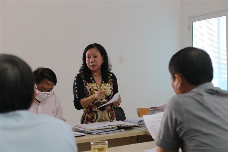 Bà Nguyễn Thị Oanh, giám đốc công ty tại buổi làm việc không đồng tình những phản ánh của công nhân. Ảnh:Phương Linh
