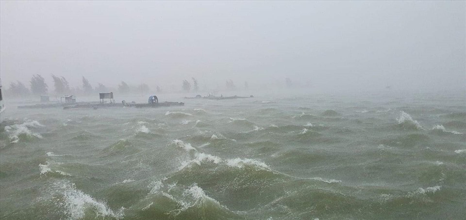 Từ sáng sớm, toàn thành phố Đà Nẵng đổ mưa nặng hạt, gió mạnh lên từng cơn trên biển.  Ảnh: Hữu Long
