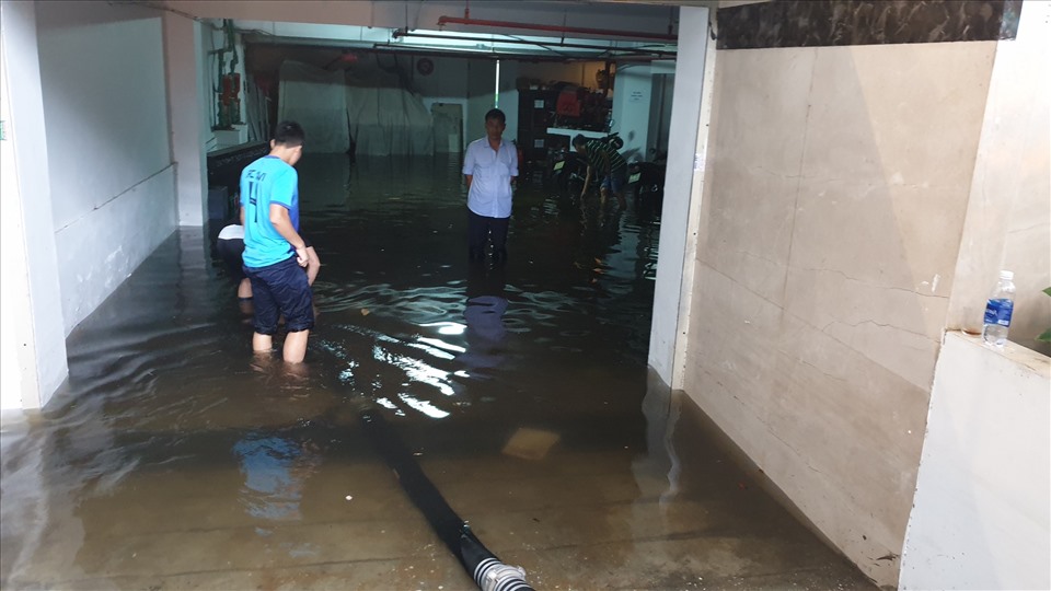 Trước tình hình bão số 5 có diễn biến phức tạp, nhiều khách sạn ở trung tâm TP. Đà Nẵng đã tổ chức chèn chống, hút nước ngập úng trong các hầm giữ xe. Ảnh: Hữu Long
