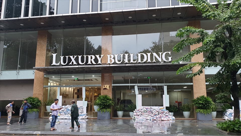 Trước tình hình bão số 5 có diễn biến phức tạp, nhiều khách sạn ở trung tâm TP. Đà Nẵng đã tổ chức chèn chống, hút nước ngập úng trong các hầm giữ xe. Ảnh: Hữu Long