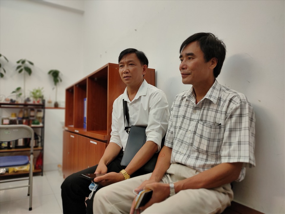 Anh Vũ Trí Lực - anh trai bệnh nhân Vũ Trí Sức (trái) và chú Nguyễn Văn Sang - chú của bệnh nhân Sức (phải) chia sẻ câu chuyện hiến tạng cứu người của gia đình. Ảnh: BVCC