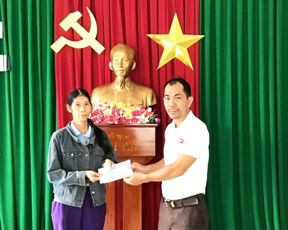 Đại diện Quỹ Tấm lòng vàng Lao Động trao tiền hỗ trợ cho công nhân Phan Thị Anh. Ảnh: Thái Bình