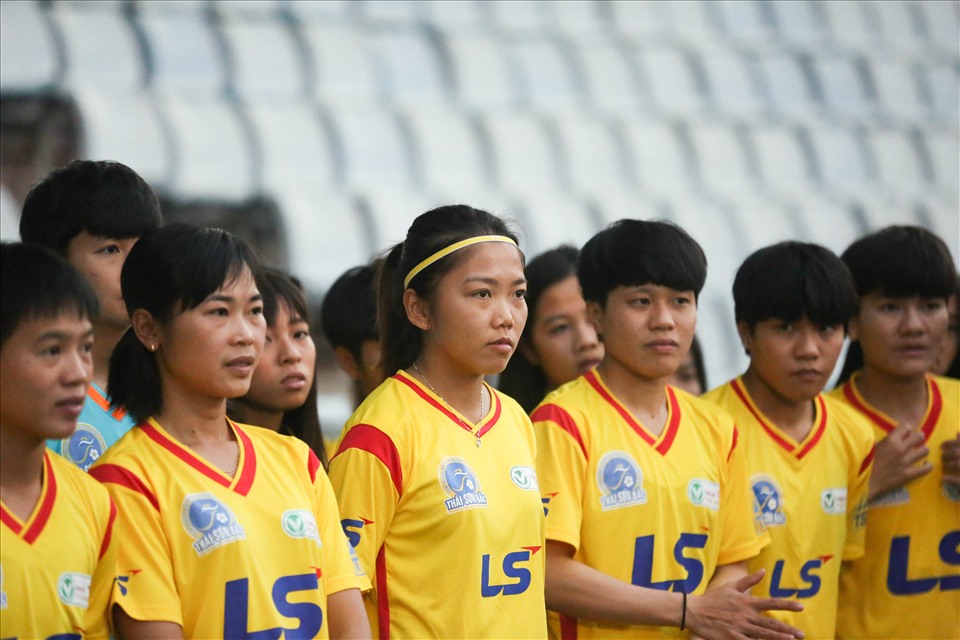 Huỳnh Như (số 9- giữa) sẽ tiếp tục ở lại thi đấu cho đương kim vô địch Thành phố Hồ Chí Minh I tại giải vô địch quốc gia nữ Thái Sơn Bắc 2020. Ảnh: Hoài Thu