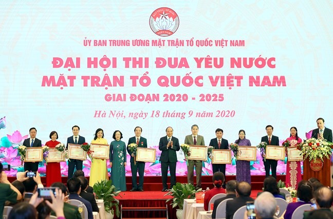 Thủ tướng Chính phủ Nguyễn Xuân Phúc và Trưởng Ban Dân vận Trương Thị Mai trao Bằng khen của Thủ tướng Chính phủ cho các cá nhân tiêu biểu. Ảnh: Quang Vinh/MTTQ