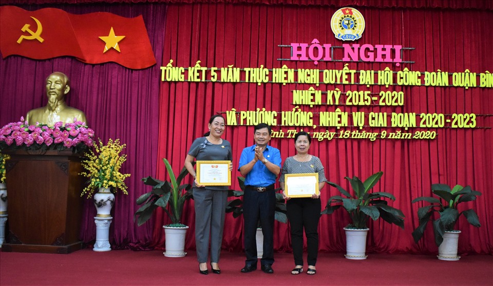 Phó Chủ tịch LĐLĐ TP.Cần Thơ Đoàn Văn Dũng trao vào chúc mừng 2 cá nhân đã nhận kỷ niệm chương vì sự nghiệp xây dựng tổ chức Công đoàn của Tổng LĐLĐ Việt Nam. Ảnh: Thành Nhân