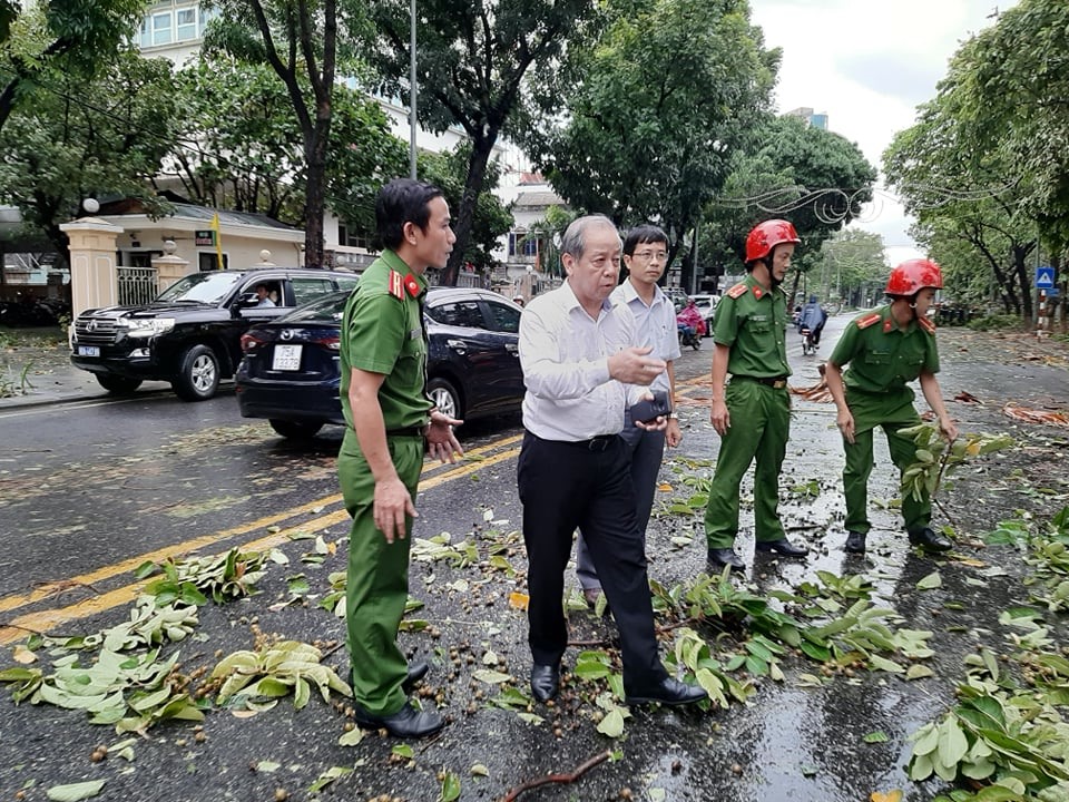 Ngay khi bão đi qua, Chủ tịch UBND tỉnh Thừa Thiên - Huế Phan Ngọc Thọ đã có mặt để chỉ đạo các lực lượng khắc phục hậu quả.