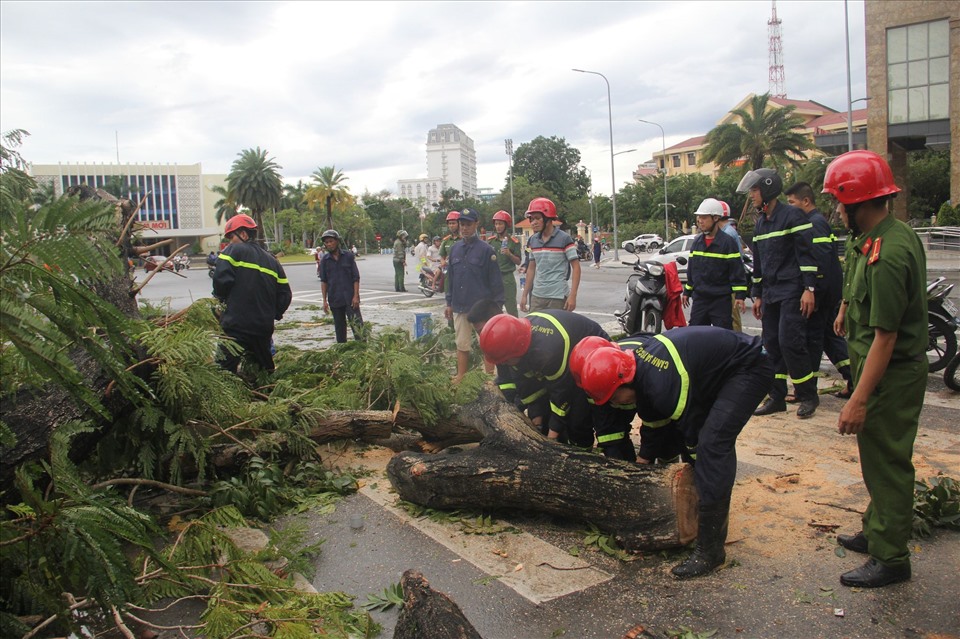 Qua kiểm tra, Đại tá Lê Văn Vũ - Phó Giám đốc Công an tỉnh Thừa Thiên Huế đã yêu cầu lực lượng các đơn vị nhanh chóng thu dọn cây xanh gãy đổ, bố trí cán bộ chiến sĩ túc trực tại các tuyến đường xung yếu để cảnh báo người dân, điều tiết giao thông và đảm bảo an toàn giao thông.