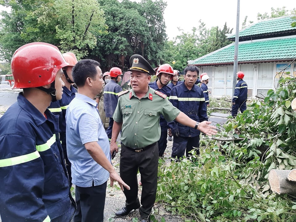 Đại tá Lê Văn Vũ - Phó Giám đốc Công an tỉnh Thừa Thiên Huế trực tiếp chỉ đạo các đơn vị tại hiện trường có nhiều cây xanh gãy đổ.