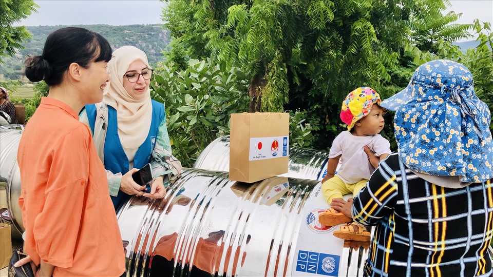 Người dân nghèo phấn khởi khi được trao tặng bồn chứa để trữ nước sạch phục vụ sinh hoạt. Ảnh: Hương Giang
