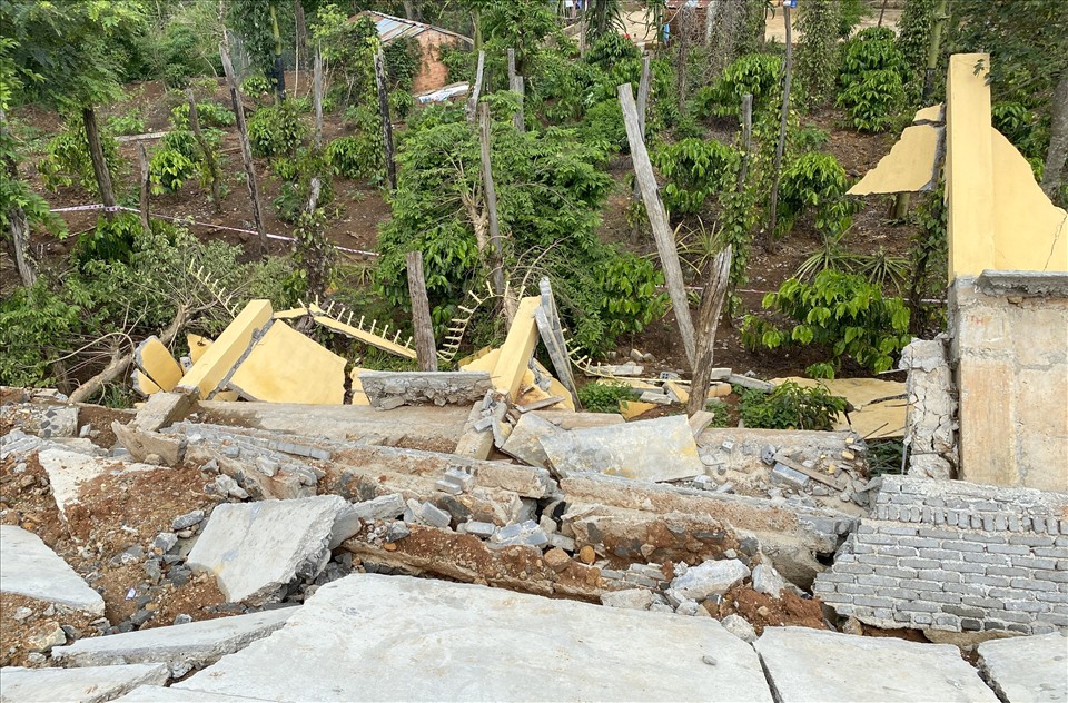 Công trình Trường THPT Quang Trung bị sạt lở, sụp đổ trước ngày nghiệm thu, đưa vào sử dụng. ẢNH: BẢO LÂM