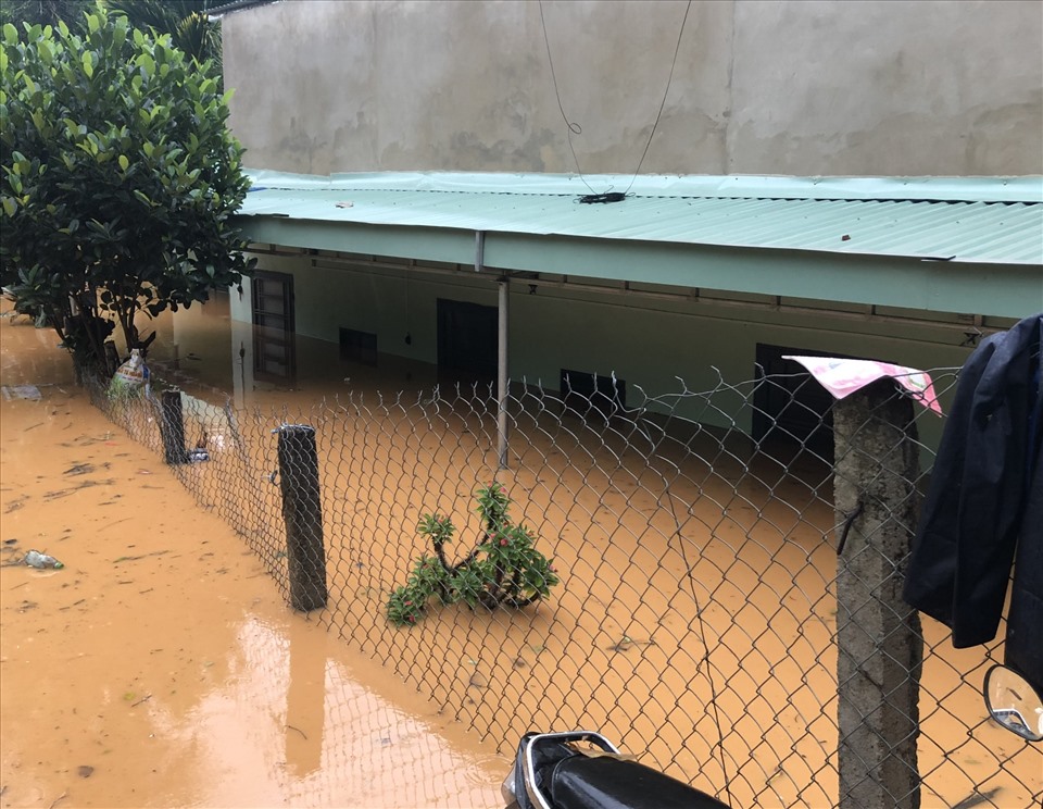 Tại Đông Giang nước lũ ập đến bất ngờ làm ngập 30 nhà dân.