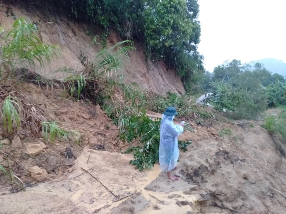 Nhiều địa điểm ở huyện Tây Giang sạt lở nghiêm trọng.