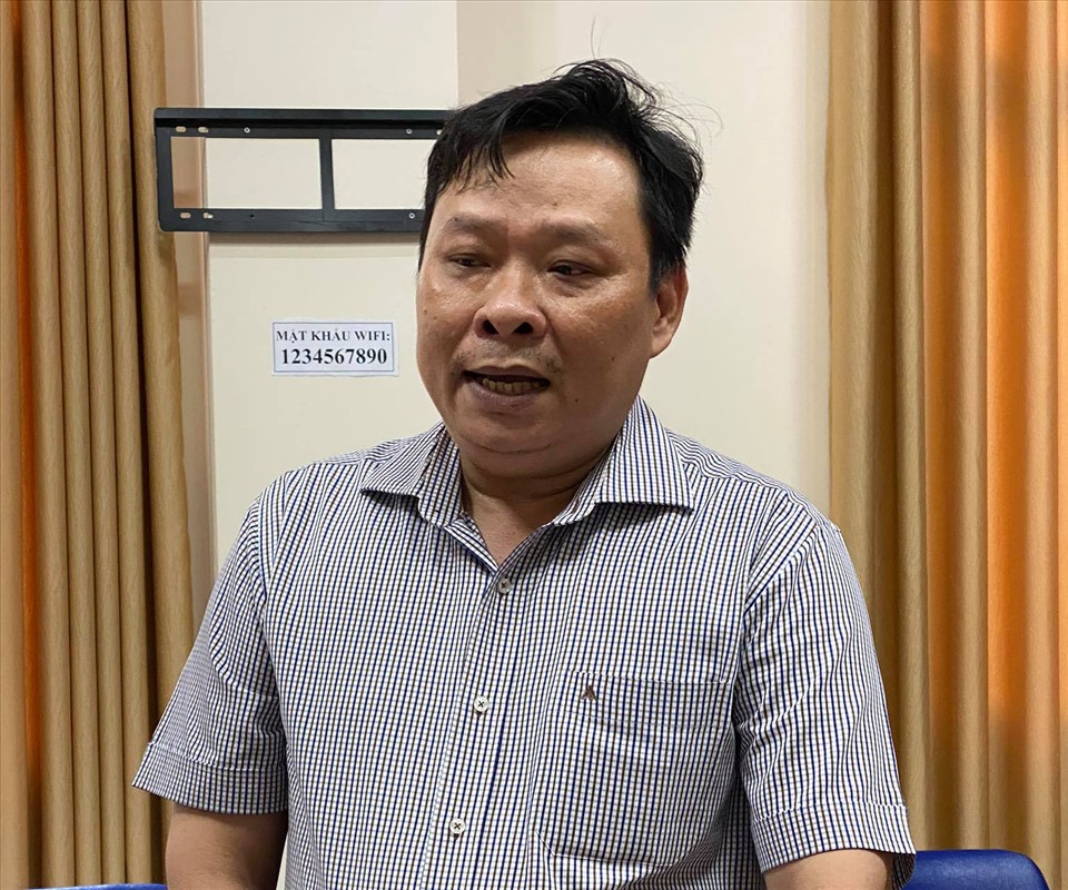 Ông Nguyễn Mạnh Hùng, Chánh Văn phòng Sở GD-ĐT phát biểu tại cuộc họp thông tin với báo chí về vụ việc. Ảnh: TR.L.
