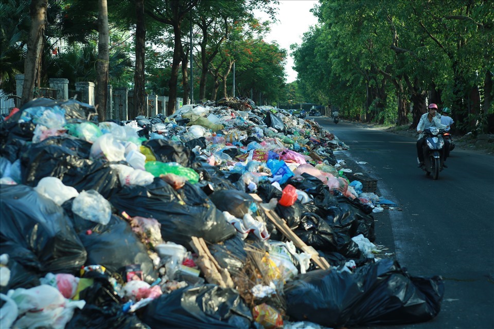 Bãi rác Nam Sơn “tắc“- là Hà Nội lại ngập rác. Ảnh Đ.H