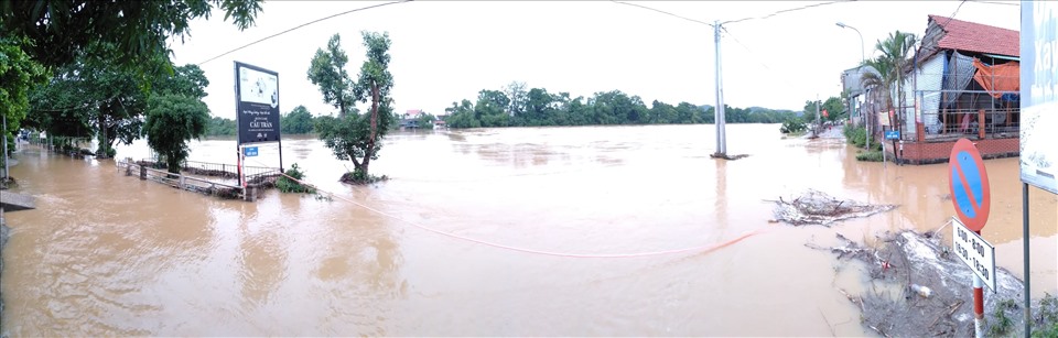 Vị trí cầu tràn thị trấn Phố Châu (Hương Sơn-Hà Tĩnh) nước ngập mênh mông. Ảnh: Minh Lý