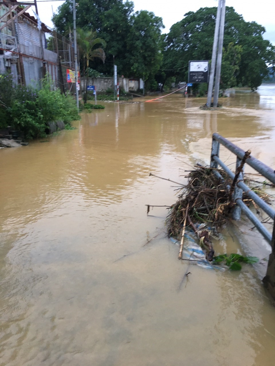 Nước dâng cao gây ngập tại nhiều địa bàn huyện Hương Sơn. Ảnh: Thái Hùng