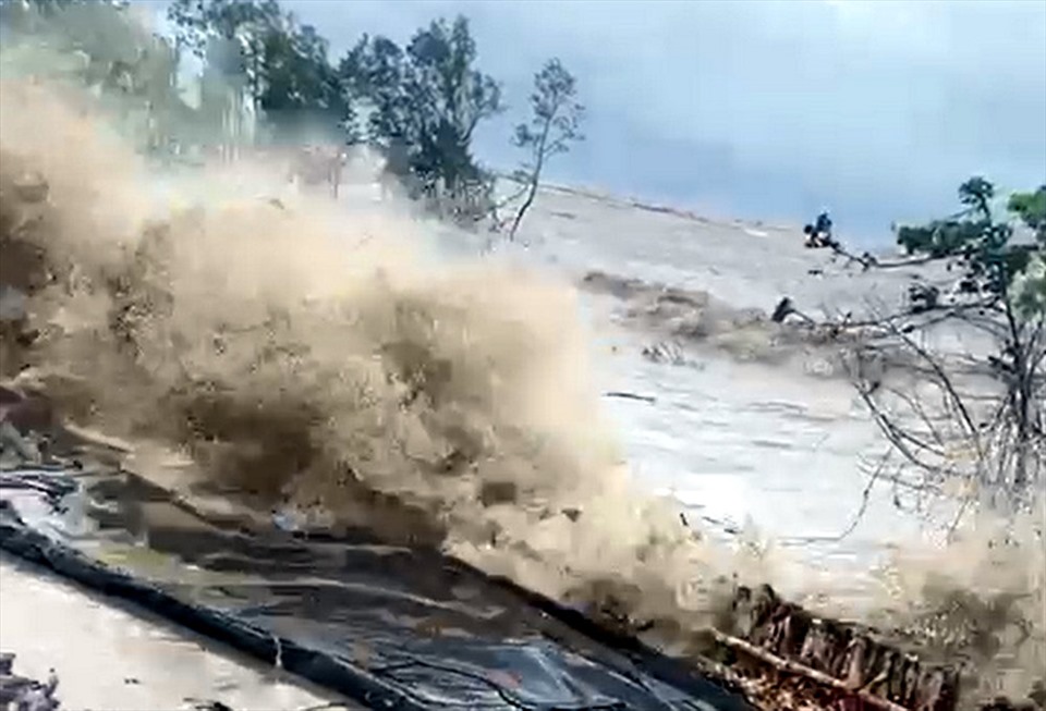 Một đoạn đê biển Tây Cà Mau bị sóng đánh mạnh nguy cơ vỡ đê (ảnh Thanh Minh)