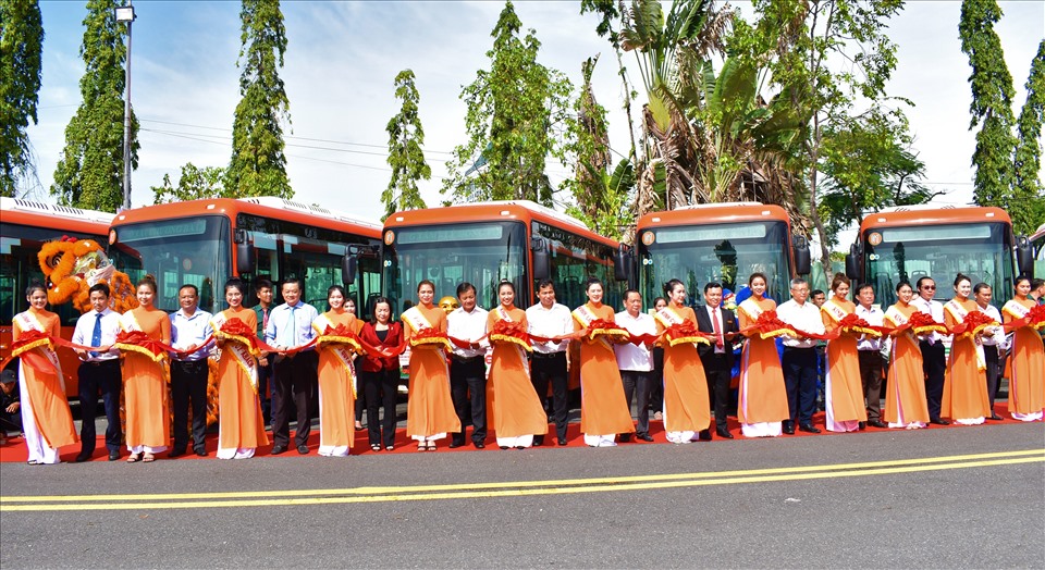 các lãnh đạo TP.Cần Thơ và đại diện công ty Phương Trang cắt băng khánh thành khai trương 5 tuyến xe buýt nội thành phố Cần Thơ . Ảnh: Thành Nhân