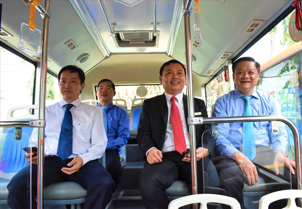 Lãnh đạo thành phố Cần Thơ tham quan và trãi nghiệm xe buýt hiện đại có trang bị máy lạnh và Wifi. Ảnh: Thành Nhân
