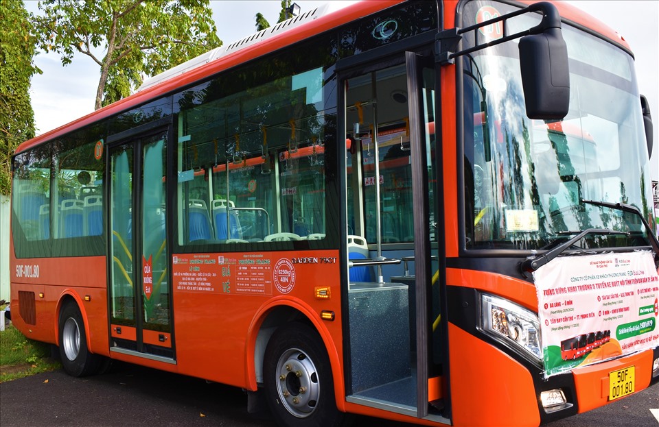 Những chiếc xe buýt hiện đại được trang bị máy lạnh và Wifi sẽ đáp ứng nhu cầu và phục vụ người dân sử dụng phương tiện công cộng. Ảnh: Thành Nhân