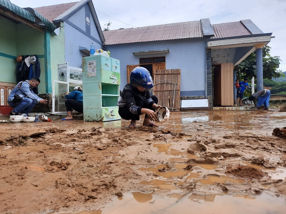 Lũ rút, người dân huyện Đông Giang dọn dẹp vệ sinh.