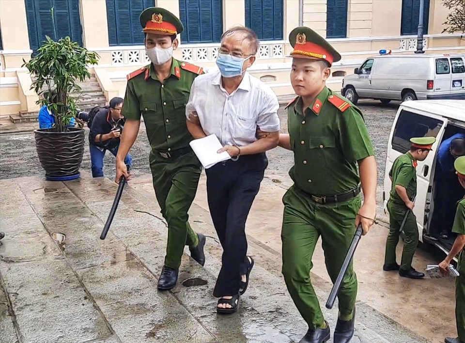 Bị cáo Nguyễn Thành Tài được áp giải đến phiên tòa sáng 19.9. Ảnh: Anh Tú