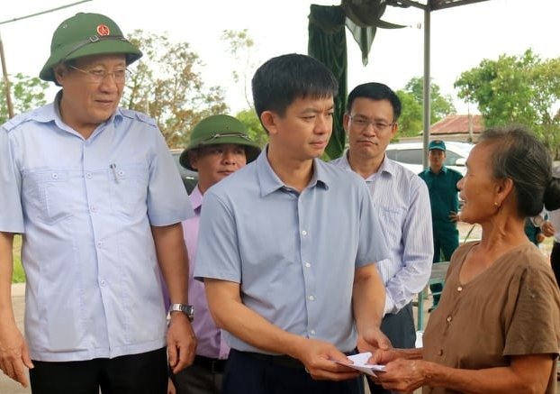 Ông Lê Quang Tùng - Bí thư Tỉnh ủy Quảng cùng lãnh đạo UBND tỉnh Quảng Trị trao quà hỗ trợ cho gia đình có hoàn cảnh khó khăn bị thiệt hại do bão số 5. Ảnh: Tiến Nhất.