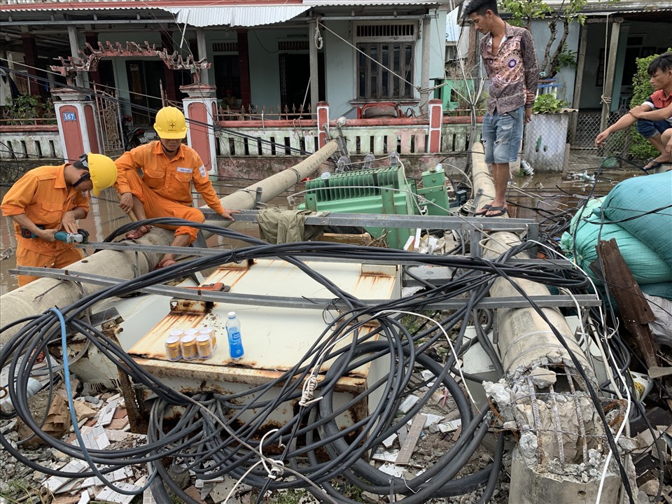 Trụ điện bị gãy đổ do bão số 5. Ảnh: PC Thừa Thiên Huế.
